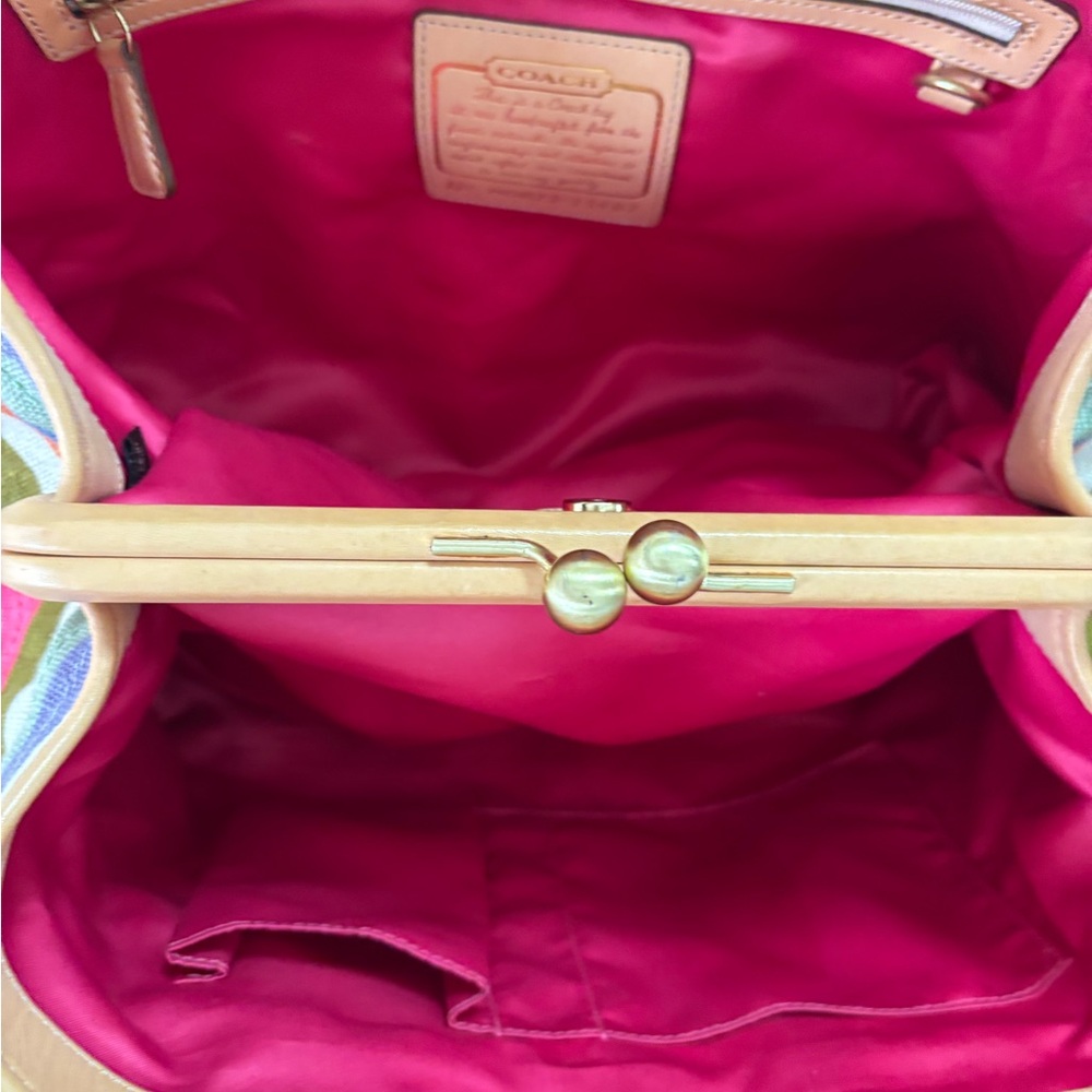 Coach M0871-13487 Hamptons 10th Anniv Limited Ed Heritage Stripe Kiss Lock EUC - Picture 13 of 14